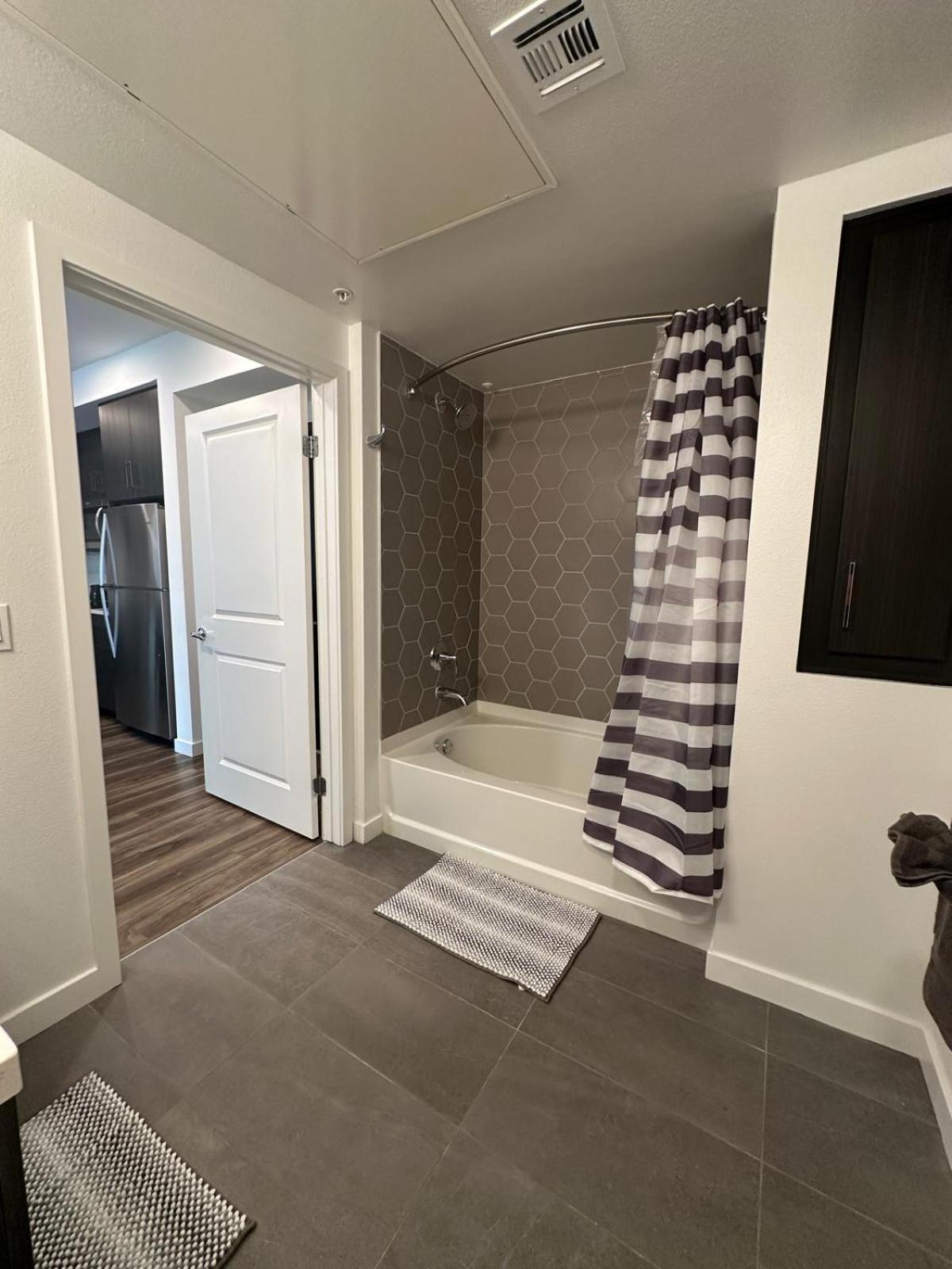 Awesome Loft At Hollywood Free Parking
